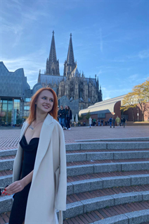 Hermosa mujer de Ucrania alice de oxford con pelo Rojo y edad 24