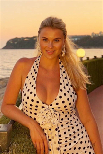 Chica de warsaw olga con pelo Rubio y edad 35