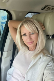 Femme parfaite elena de vienna avec Blond cheveux, âge 51