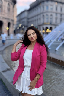 Jolie fille irina de carrara avec Brunette cheveux, âge 48