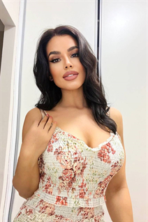Mariée de bratislava barbora avec Brunette cheveux, âge 35