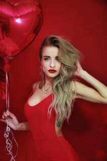 Women in ukraine ulyana from los angeles with Blonde hair age 30