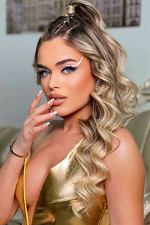 Femme parfaite tea de novi sad avec Blond cheveux, âge 25