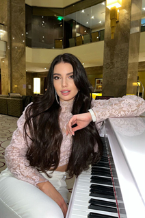 Date ukrainienne diana de kharkov avec Noirs cheveux, âge 23