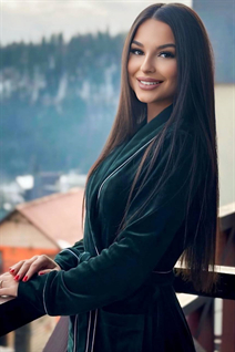 Mujer ucraniana diana de poltava con pelo Negro y edad 22
