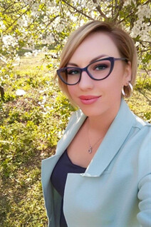 Ukraine girl hot alla from nikolaev with Dark Brown hair age 34