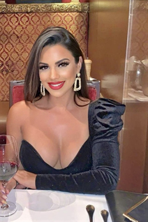 Novia de tampa cristiana con pelo Marrón oscuro y edad 40