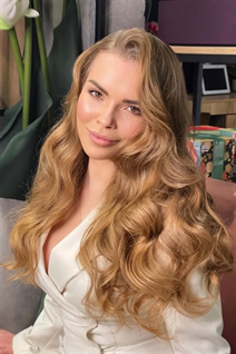 Chica ucraniana larysa de kyiv con pelo Marrón claro y edad 38