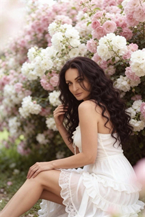 Dame ukrainienne oksana de kyiv avec Noirs cheveux, âge 44