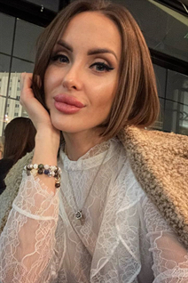 Chica bonita xenia de ankara con pelo Marrón oscuro y edad 40