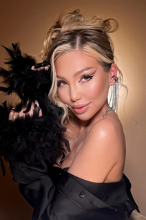 Mujer perfecta dana de almaty con pelo Rubio y edad 30