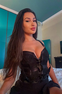 Superbe mariée ukrainienne marina de khmelnitsky avec Noirs cheveux, âge 32