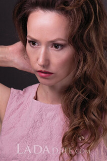 Date ukrainian girl elena from saint-petersburg with Dark Brown hair age 41