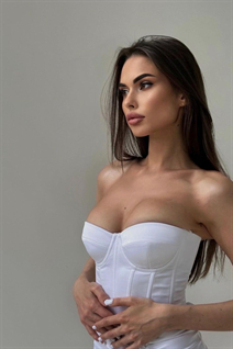 Date ukrainian yevheniia from kiev with Dark Brown hair age 24