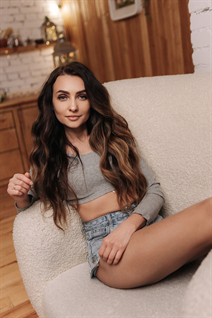 Mujeres eslavas elena de dnepr con pelo Marrón oscuro y edad 42