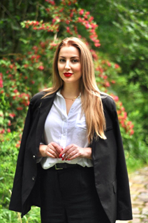 Mujer perfecta victoria de vienna con pelo Rubio y edad 44