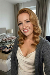 Novia de warsaw olga con pelo Marrón claro y edad 41