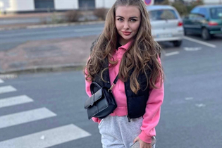 Pretty girl diana from vienna with Dark Brown hair age 27 photo-8