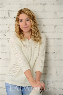 Date hot russian girl irina from saint-petersburg with Light Brown hair age 27
