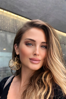 Novia alemana tatyana de berlin con pelo Rubio y 45 años