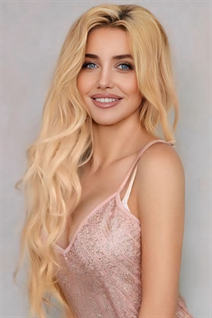 Jolie fille larisa de warszawa avec Blond cheveux, âge 40