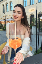 Jolie femme ukrainienne alina de kiev avec Noirs cheveux, âge 21 photo-1