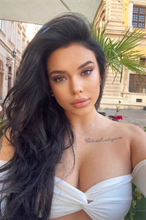 Fille ukrainienne sofia de lviv avec Brunette cheveux, âge 19