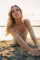 ottawa bride kateryna with Blonde hair age 31 photo-8