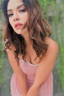 Fille de jakarta ariadita aux cheveux Brunette, age 51
