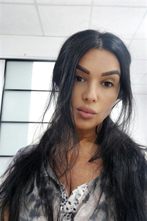 Modèle fille ukrainienne inna de kiev avec Noirs cheveux, âge 53