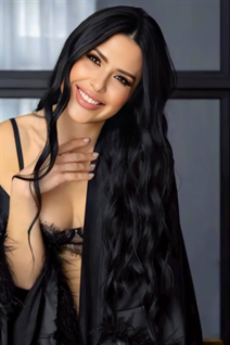 Femme ukrainienne célibataire yarina de lviv avec Noirs cheveux, âge 40