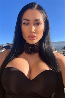 Linda chica ucraniana maryna de kyiv con pelo Negro y edad 36