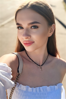 Belle mariée ukrainienne yelyzaveta de kyiv avec Chatain clairs cheveux, âge 20