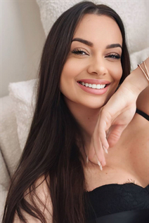 Jolie fille ukrainienne katerina de kharkov avec Noirs cheveux, âge 35