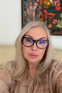 madrid mariée anna avec Blond cheveux, âge 55