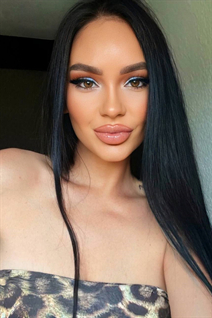 Jolie fille ukrainienne oksana de kiev avec Noirs cheveux, âge 40