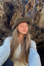 Femme parfaite oleksandra de los angeles avec Blond cheveux, âge 22