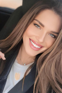 Ukrainian mariée vika de milan avec Chatain clairs cheveux, âge 33