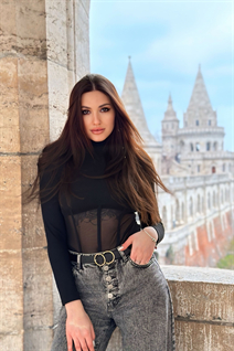 Ukrainian girl julia from kharkiv with Dark Brown hair age 26