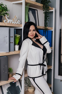 Chica ucraniana alena de kharkiv con pelo Negro y edad 39