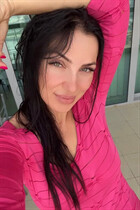 los angeles bride vera with Dark Brown hair age 40 photo-4