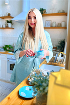 Jolie fille elena de monaco avec Blond cheveux, âge 44 photo-11