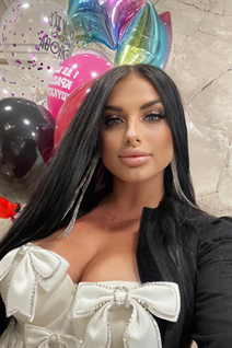 Femme ukrainienne anna de lviv avec Noirs cheveux, âge 32