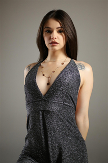 Mujeres eslavas lilia de ivano-frankovsk con pelo Negro y edad 20