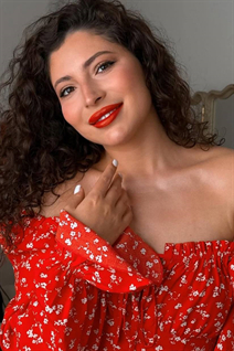 Mariée de gent anhelina avec Brunette cheveux, âge 30