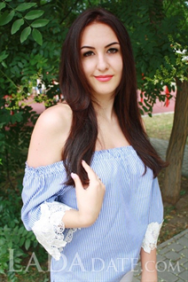 Femmes russes chaudes pour le mariage alena de nikolaev avec Brunette cheveux, âge 24