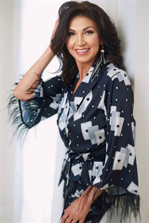 Esposa de Ucrania olena de kiev con pelo Marrón oscuro y edad 58