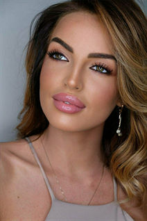 Pretty girl victoria from rome with Dark Brown hair age 30
