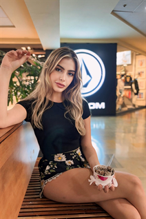 Mujer perfecta julia de buenos aires con pelo Marrón claro y edad 22