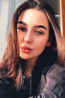 Dating ukrainian woman viktoriia from vinnitsa with Black hair age 20